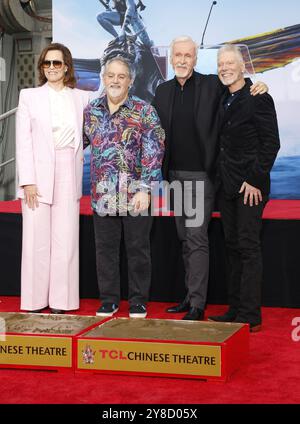 Sigourney Weaver, Jon Landau, James Cameron e Stephen Lang durante la cerimonia di registrazione di mani e piedi presso il TCL Chinese Theater di Hollywood, USA, il 12 gennaio 2023. Foto Stock