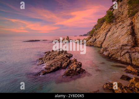 Alba rossa a Cala sa Boadella, a Lloret de Mar, Costa Brava (la Selva, Girona, Catalogna, Spagna) ESP Amanecer rojizo en la Cala sa Boadella, Gerona Foto Stock