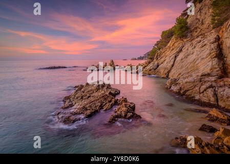 Alba rossa a Cala sa Boadella, a Lloret de Mar, Costa Brava (la Selva, Girona, Catalogna, Spagna) ESP Amanecer rojizo en la Cala sa Boadella, Gerona Foto Stock