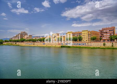 Fiume Ebro che attraversa la città di Tortosa in una mattina di primavera (Tarragona, Catalogna, Spagna) ESP: Río Ebro a su paso por la ciudad de Tortosa Foto Stock