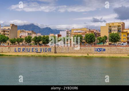 Fiume Ebro che attraversa la città di Tortosa in una mattina di primavera (Tarragona, Catalogna, Spagna) ESP: Río Ebro a su paso por la ciudad de Tortosa Foto Stock