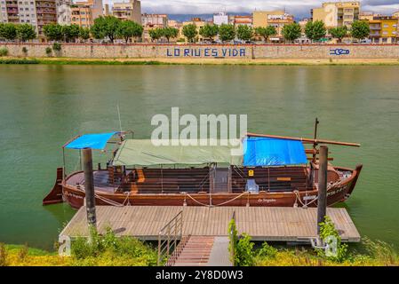 Lo Sirgador, una barca tradizionale a vela sul fiume Ebro a Tortosa (Baix Ebre, Tarragona, Catalogna, Spagna) ESP: Lo Sirgador, embarcación de Tortosa Foto Stock