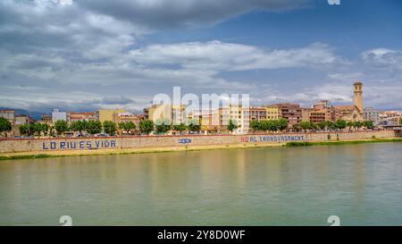 Fiume Ebro che attraversa la città di Tortosa in una mattina di primavera (Tarragona, Catalogna, Spagna) ESP: Río Ebro a su paso por la ciudad de Tortosa Foto Stock