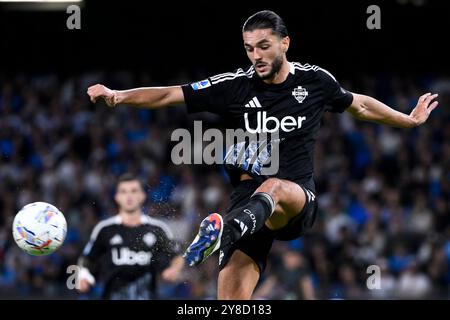 Napoli, Italia. 4 ottobre 2024. Alberto Dossena di Como in azione durante la partita di serie A tra il Napoli e il Como 1907 allo stadio Diego Armando Maradona di Napoli (Italia), 4 ottobre 2024. Crediti: Insidefoto di andrea staccioli/Alamy Live News Foto Stock
