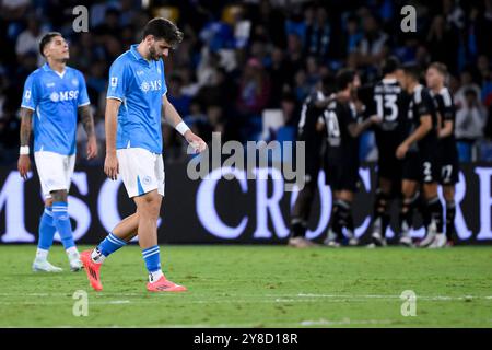 Napoli, Italia. 4 ottobre 2024. Mathias Olivera e Khvicha Kvaratskhelia della SSC Napoli sembrano respinti dopo che Gabriel Strefezza del Como (non nella foto) ha segnato il gol del 1-1 durante la partita di serie A tra SSC Napoli e Como 1907 allo stadio Diego Armando Maradona di Napoli (Italia), 4 ottobre 2024. Crediti: Insidefoto di andrea staccioli/Alamy Live News Foto Stock