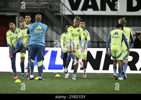 HELMOND, 04-10-2024, GS Staalwerken Stadium, Dutch Keukenkampioen divisie, stagione 2024-2025. Helmond Sport - Jong Ajax. Riscaldare Jong Ajax Foto Stock