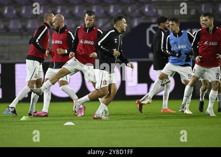 Maasmechelen, Belgio. 4 ottobre 2024. Giocatori di Deinze nella foto prima di una partita di calcio tra Patro Eisden e KMSK Deinze, venerdì 04 ottobre 2024 a Maasmechelen, il settimo giorno della seconda divisione del campionato belga 'Challenger Pro League' 2024-2025. BELGA FOTO JOHAN EYCKENS credito: Belga News Agency/Alamy Live News Foto Stock