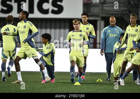 HELMOND, 04-10-2024, GS Staalwerken Stadium, Dutch Keukenkampioen divisie, stagione 2024-2025. Helmond Sport - Jong Ajax. Riscaldare Jong Ajax Foto Stock