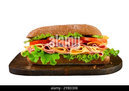 Panino grande panino sottomarino con prosciutto, formaggio, lattuga, pomodori, vecchio pannello di legno scuro isolato su sfondo bianco con percorso di ritaglio. F. Selettiva Foto Stock