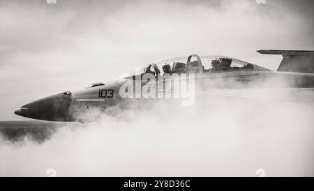 Un F/A-18F Super Hornet, collegato al Diamondbacks of Strike Fighter Squadron (VFA) 102, taxi nella cabina di pilotaggio della portaerei classe Nimitz Foto Stock