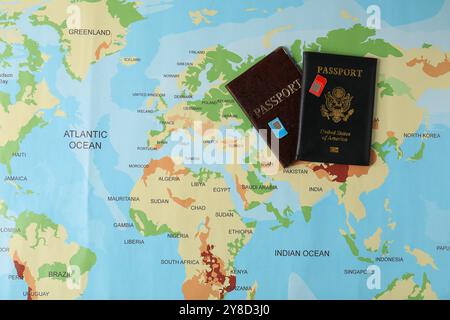 Schede SIM e passaporti sulla mappa del mondo, con posizionamento piatto Foto Stock