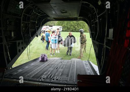 Hickory, Stati Uniti. 30 settembre 2024. Soldati dell'esercito degli Stati Uniti, con il Connecticut National Guard 104th Aviation Regiment vittime del trasporto aereo bloccato dalle inondazioni dell'uragano Helene, il 30 settembre 2024 a Hickory, Carolina del Nord. Crediti: SFC Leticia Samuels/US Army/Alamy Live News Foto Stock