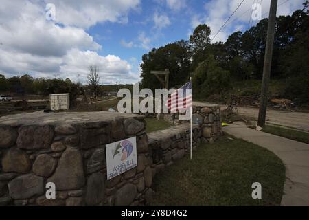 Asheville, Stati Uniti. 2 ottobre 2024. Una bandiera americana vola sopra una casa distrutta dalle inondazioni causate dall'uragano Helene, il 2 ottobre 2024 ad Asheville, Carolina del Nord. Crediti: Madeleine Cook/FEMA Photo/Alamy Live News Foto Stock