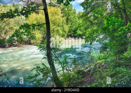 Il fiume Passirio scorre attraverso il centro di Merano, famosa città termale dell'alto Adige, in Italia, circondata da montagne Foto Stock