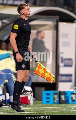 Helmond, Paesi Bassi. 4 ottobre 2024. HELMOND, PAESI BASSI - 4 OTTOBRE: Assistente arbitro Mark Pelgrom durante la partita olandese Keuken Kampioen Divisie tra Helmond Sport e Jong Ajax al Lavans Stadion il 4 ottobre 2024 a Helmond, Paesi Bassi. (Foto di Joris Verwijst/Orange Pictures) credito: Orange Pics BV/Alamy Live News Foto Stock