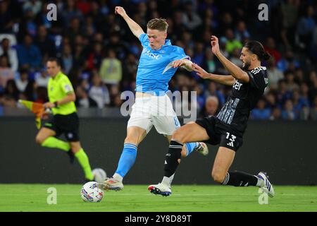 Napoli, Italia. 4 ottobre 2024. Scott McTominay della SSC Napoli e Alberto Dossena del Como 1907com durante la partita di serie A tra il Napoli e il Como 1907 allo stadio Diego Armando Maradona di Napoli (Italia), 4 ottobre 2024. Crediti: Insidefoto di andrea staccioli/Alamy Live News Foto Stock
