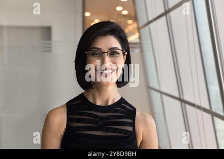 Allegra giovane donna d'affari che guarda la macchina fotografica con un sorriso Foto Stock