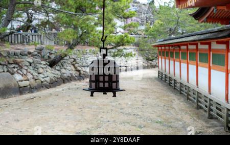 Lanterna giapponese appesa all'aperto al Santuario di Itsukushima sull'isola di Miyajima Hiroshima, Giappone Foto Stock