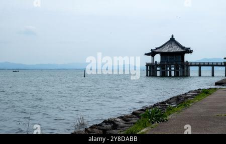 Sala del tempio Ukimido galleggiante sul lago Biwa, appartenente al tempio buddista Mangetsuji nella città di Otsu, prefettura di Shiga, Giappone Foto Stock