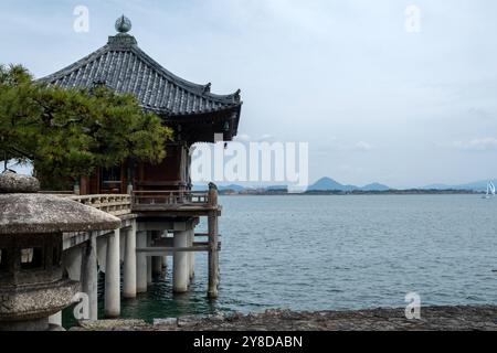 Sala del tempio Ukimido galleggiante sul lago Biwa, appartenente al tempio buddista Mangetsuji nella città di Otsu, prefettura di Shiga, Giappone Foto Stock