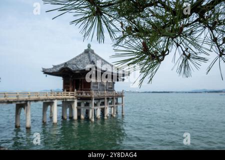 Sala del tempio Ukimido galleggiante sul lago Biwa, appartenente al tempio buddista Mangetsuji nella città di Otsu, prefettura di Shiga, Giappone Foto Stock