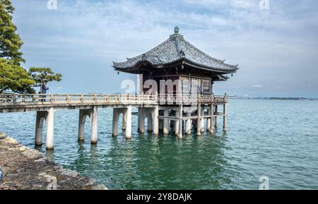 Sala del tempio Ukimido galleggiante sul lago Biwa, appartenente al tempio buddista Mangetsuji nella città di Otsu, prefettura di Shiga, Giappone Foto Stock