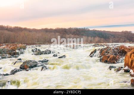 Vista delle Great Falls sul fiume Potomac da Olmsted Island all'alba invernale. Maryland. STATI UNITI Foto Stock