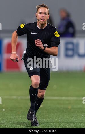 Helmond, Paesi Bassi. 4 ottobre 2024. HELMOND, PAESI BASSI - 4 OTTOBRE: Arbitro Laurens Gerrets durante la partita olandese Keuken Kampioen Divisie tra Helmond Sport e Jong Ajax al Lavans Stadion il 4 ottobre 2024 a Helmond, Paesi Bassi. (Foto di Joris Verwijst/Orange Pictures) credito: Orange Pics BV/Alamy Live News Foto Stock