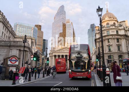 Londra, Regno Unito. 4 ottobre 2024. Grattacieli intorno alla Bank of England nel centro finanziario della City of London, banchieri, finanzieri e lavoratori del management degli investimenti. Inghilterra Regno Unito. Credito: Glosszoom/Alamy Live News Foto Stock