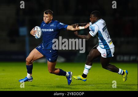 Joseph Carpenter dei sale Sharks (a sinistra) viene affrontato da Christian Wade di Gloucester durante la partita di Premiership Gallagher al Salford Community Stadium di Salford. Data foto: Venerdì 4 ottobre 2024. Foto Stock