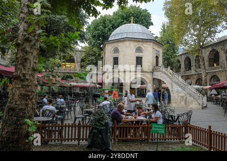 Bursa, Turchia - 7 settembre 2024: Giardini di tè e moschea di Koza Han nel bazar della seta di Koza Han. Koza Han è un luogo storico risalente all'epoca ottomana a Bursa, Foto Stock