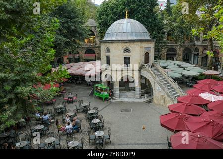 Bursa, Turchia - 7 settembre 2024: Giardini di tè e moschea di Koza Han nel bazar della seta di Koza Han. Koza Han è un luogo storico risalente all'epoca ottomana a Bursa, Foto Stock