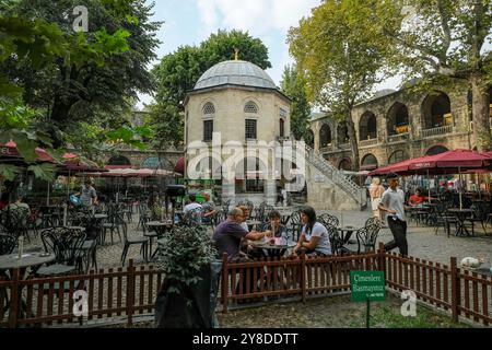 Bursa, Turchia - 7 settembre 2024: Giardini di tè e moschea di Koza Han nel bazar della seta di Koza Han. Koza Han è un luogo storico risalente all'epoca ottomana a Bursa, Foto Stock