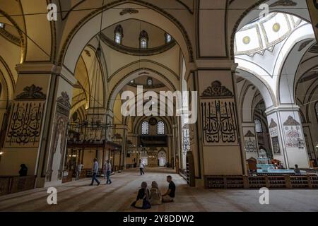 Bursa, Turchia - 7 settembre 2024: Persone che visitano la grande Moschea di Bursa in Turchia Foto Stock