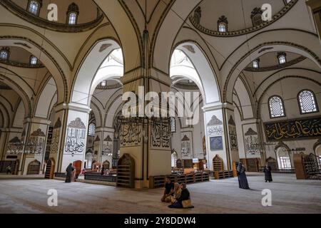 Bursa, Turchia - 7 settembre 2024: Persone che visitano la grande Moschea di Bursa in Turchia Foto Stock