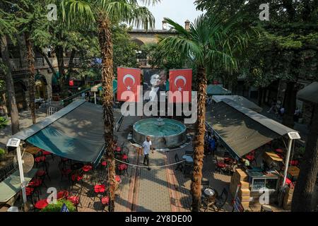 Bursa, Turchia - 7 settembre 2024: Il giardino del tè è un luogo storico dell'epoca ottomana a Bursa, Turchia. Foto Stock