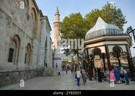 Bursa, Turchia - 7 settembre 2024: Persone che visitano la grande Moschea di Bursa in Turchia. Foto Stock