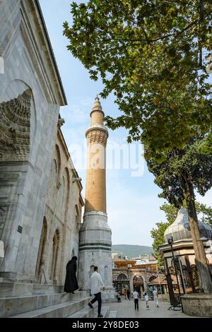 Bursa, Turchia - 7 settembre 2024: Persone che visitano la grande Moschea di Bursa in Turchia. Foto Stock