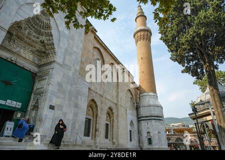 Bursa, Turchia - 7 settembre 2024: Persone che visitano la grande Moschea di Bursa in Turchia. Foto Stock