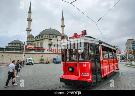 Istanbul, Turchia - 15 settembre 2024: Un tram in Piazza Taksim accanto alla Moschea Taksim a Istanbul, Turchia. Foto Stock