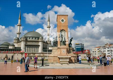 Istanbul, Turchia - 20 settembre 2024: Piazza Taksim con il Monumento della Repubblica scolpito da Pietro Canonica e la Moschea Taksim di Istanbul. Foto Stock