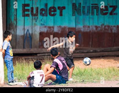 I ragazzi giocano a football in un villaggio remoto. Perù, Sud America. Foto Stock