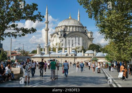 Istanbul, Turchia - 20 settembre 2024: La Moschea Nuruosmaniye è una moschea ottomana del XVIII secolo nel distretto di Fatih a Istanbul, Turchia. Foto Stock