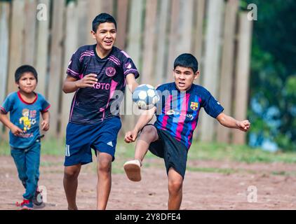 I ragazzi giocano a football in un villaggio remoto. Perù, Sud America. Foto Stock