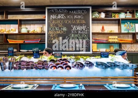 Menu scritto a mano sulla lavagna, pesce fresco e pesce su ghiaccio in mostra, presso un ristorante. Lima, Perù, Sud America. Foto Stock