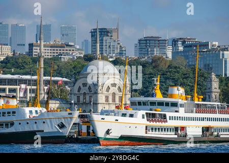 Istanbul, Turchia - 27 settembre 2024: La Moschea Dolmabahce è una moschea barocca sul lungomare nel distretto di Beyoglu a Istanbul, Turchia. Foto Stock