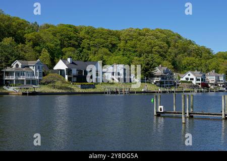 Case di lusso lungo un fiume nel Michigan Foto Stock