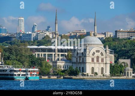 Istanbul, Turchia - 27 settembre 2024: La Moschea Dolmabahce è una moschea barocca sul lungomare nel distretto di Beyoglu a Istanbul, Turchia. Foto Stock