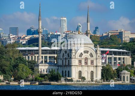 Istanbul, Turchia - 27 settembre 2024: La Moschea Dolmabahce è una moschea barocca sul lungomare nel distretto di Beyoglu a Istanbul, Turchia. Foto Stock