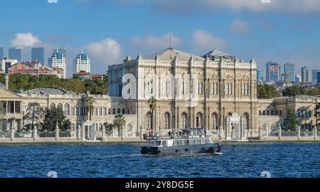 Istanbul, Turchia - 27 settembre 2024: Palazzo Dolmabahce è stato il primo palazzo europeo in stile neo-barocco a Istanbul, Turchia. Foto Stock